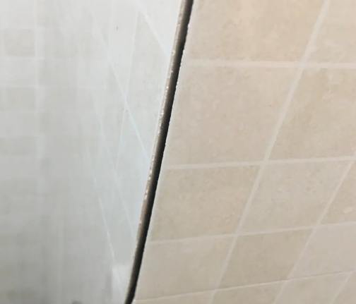 大连市瓷砖空鼓维修公司分享阳台瓷砖脱落的修复过程可以分为以下几个步骤