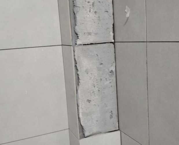 大连市瓷砖空鼓维修公司分享下瓷砖施工前基层浇水润湿程度不足，可能导致以下问题